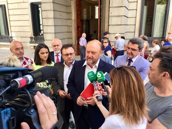 Antonio Pradas (PSOE-A) atiende a los medios en el Congreso