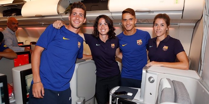 Jugadores y jugadoras del FC Barcelona en el vuelo a Estados Unidos