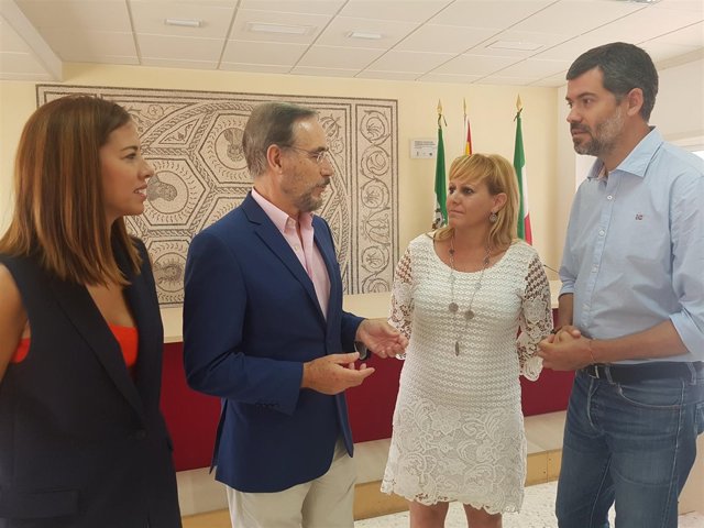 Felipe López, con la alcaldesa de Santiponce, Carolina Casanova.