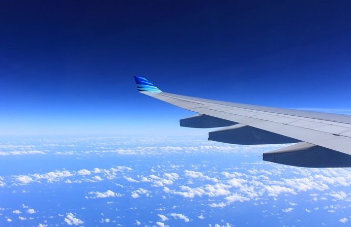 Imagen del ala de un avión en pleno vuelo