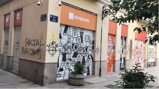 Aparecen pintadas en la sede de Compromís