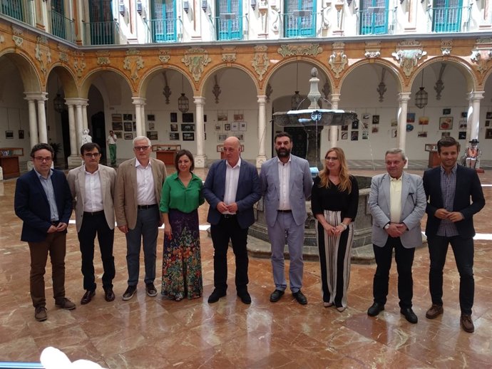 Autoridades durante la presentación del informe de la Andalucía Bike Race