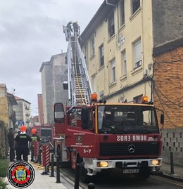 Bomberos actuando en el edificio de la calle San Sebastián