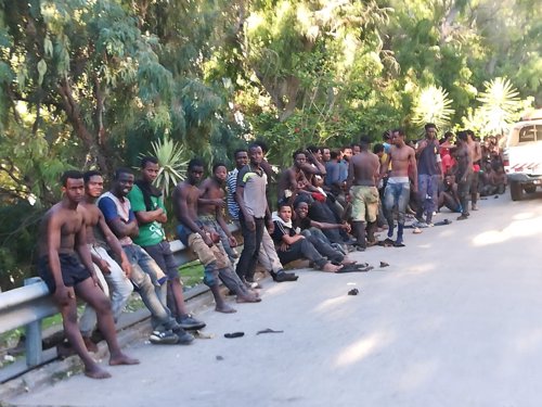 Migrantes subsaharianos que han saltado el vallado fronterizo de Ceuta