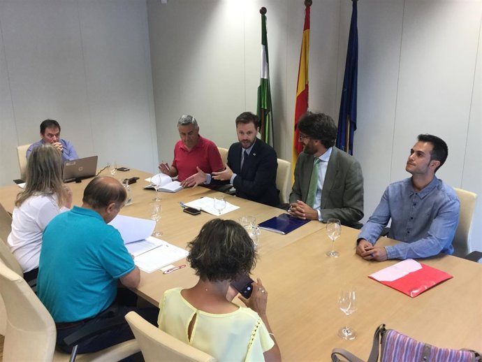 La Junta se reúne con empresarios y sindicatos