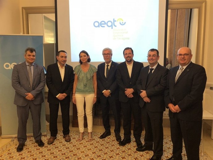 La ministra Reyes Maroto amb representants de l'AEQT