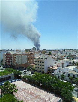 Incendio en una chatarrería de Dos Hermanas