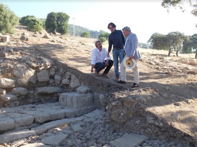 Alcalde (dcha.) visita los trabajos en Medina Azahara