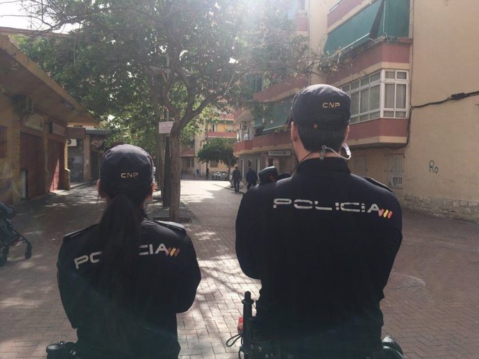 Dos agentes en Alicante