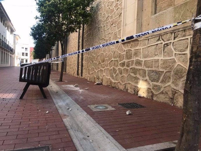 Varios de los cascotes que se han precipitado durante el temblor en la iglesia