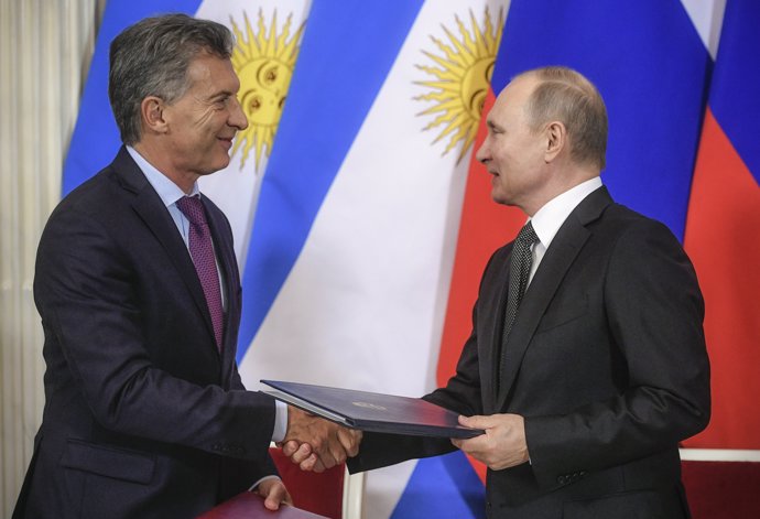 Russian President Vladimir Putin (R) and his Argentinian counterpart Mauricio Ma