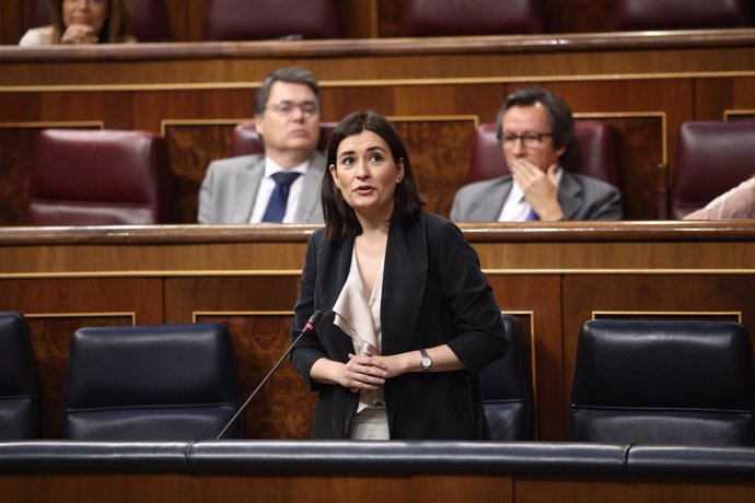 Carmen Montón en la sesión de control al Gobierno en el Congreso