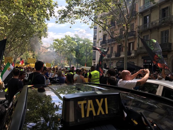 Taxistes manifestant-se a Barcelona