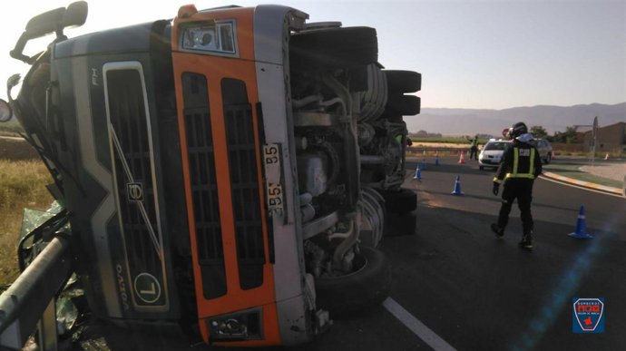Camión volcado en Yecla