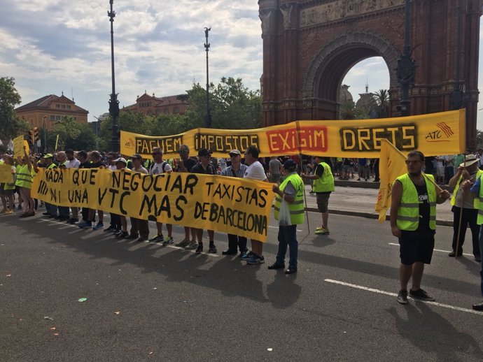 Taxistas en la manifestación de Arc de Triomf del primer día de huelga