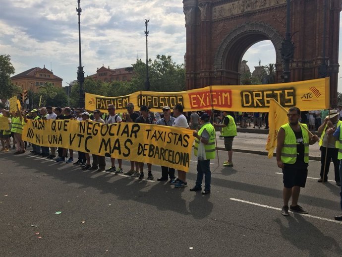 Taxistes en la manifestació d'Arc de Triomf del primer dia de vaga