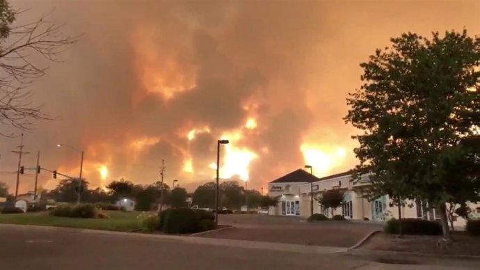 Llamas y nubes de humo en Redding debido a un incendio en California