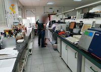 Intervenidas 21.000 botellas de ron falsificado en una operación con 14 investigados