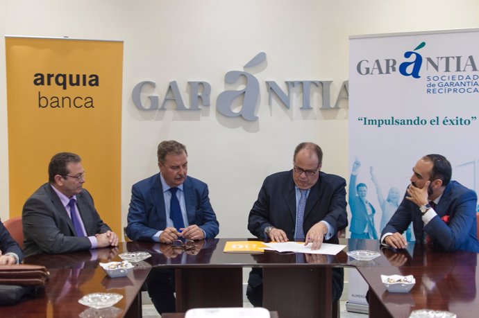 Firma del convenio entre Arquia Banca y Garàntia SGR