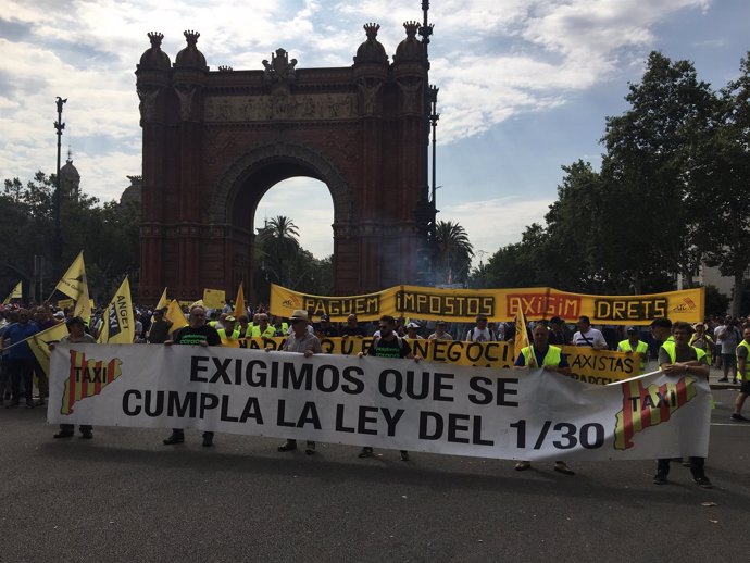 Élite Taxi se ha manifestado este miércoles en Barcelona con el sector del taxi