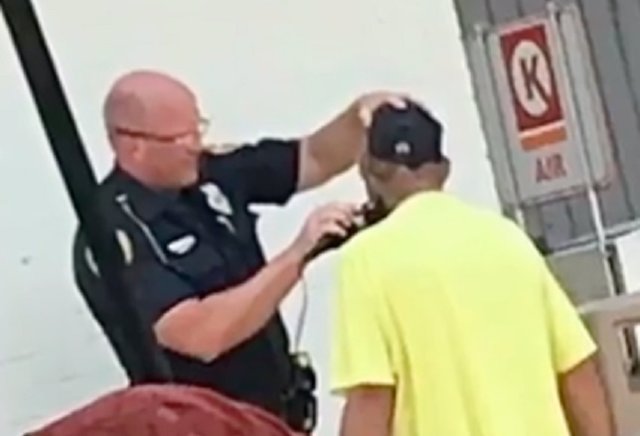 Oficial Carlson afeitando a un sin techo