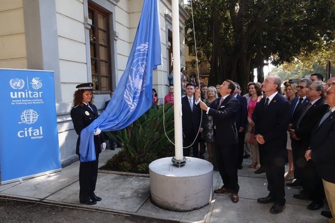 El director de Unitar Alex Mejía iza la bandera de la ONU