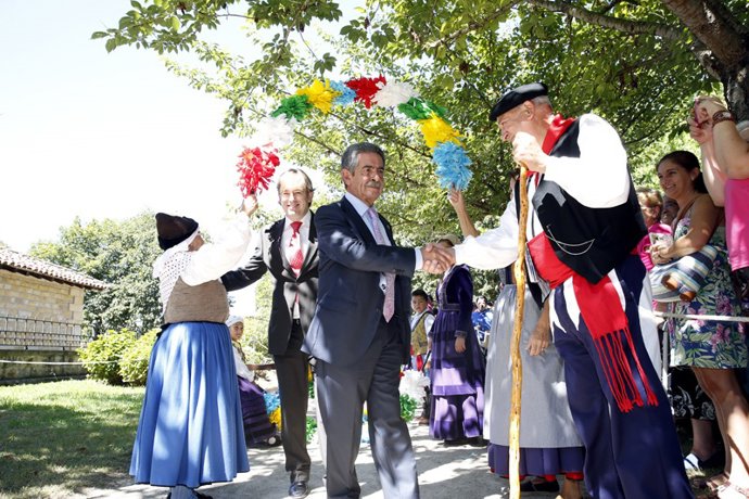 Revilla junto a Pablo Diestro en el Día de las Instituciones (Archivo, 2015)