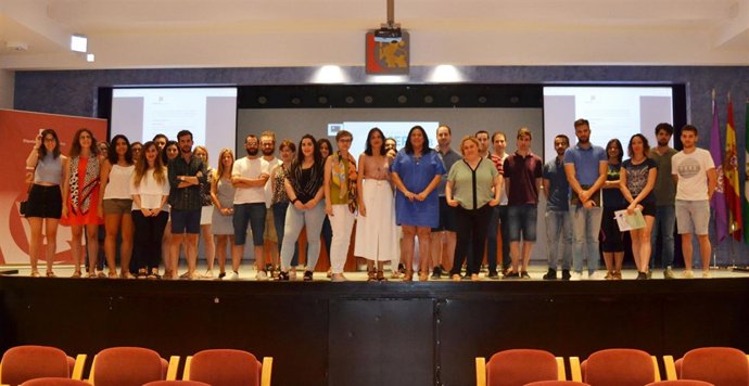 Amo (de azul), junto a los beneficiarios de Elmer 2018