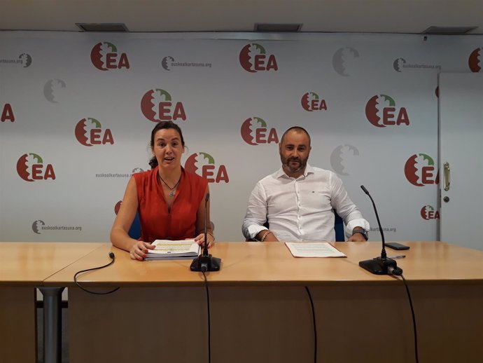 El portavoz de EA, Iker Ruiz de Egino, y la secretaria de comunicación de ea