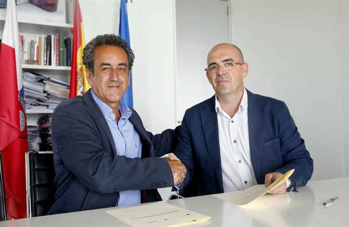 El consejero de Turismo con el presidente de la Asociación de Campings