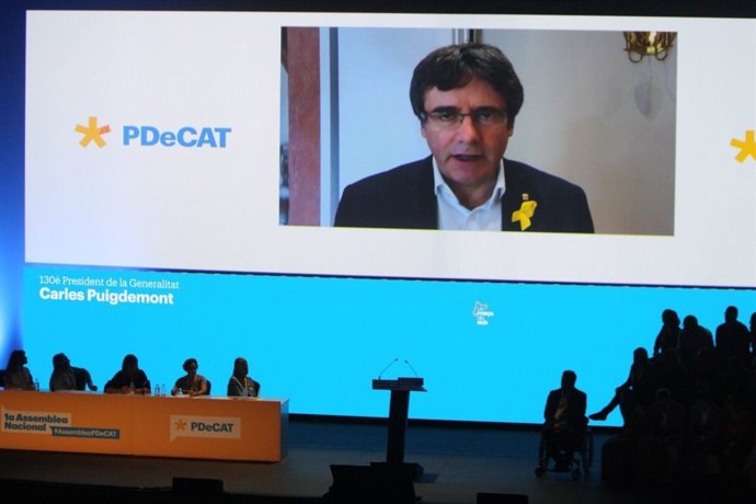 Imatge de l'expresident català Carles Puigdemont en l'assemblea del PDeCAT