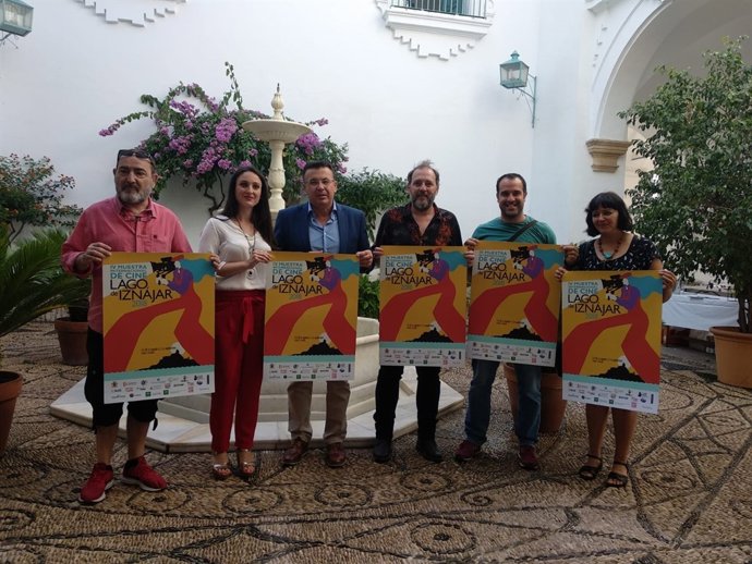 Carmen Gómez (izda.) presenta la Muestra Internacional del Cine Lago