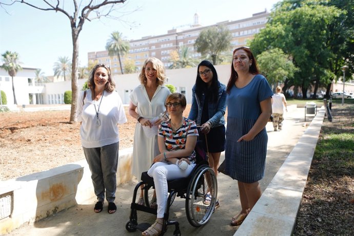 Ana Mestre, del PP-A, tras reunirse con miembros de la asociación Rosita