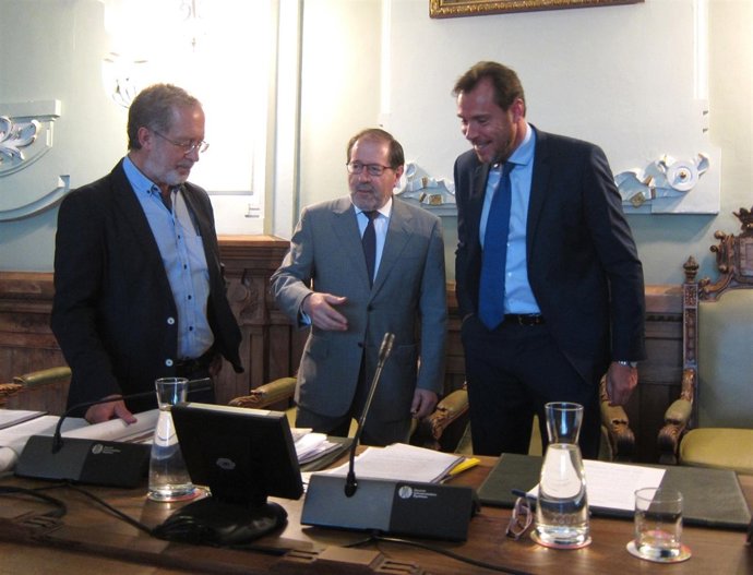 Manuel Saravia y Puente, junto con el secretario general del Ayuntamiento