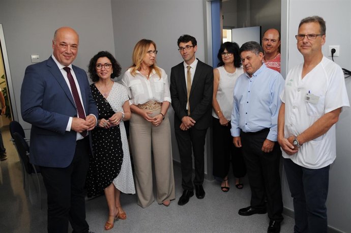 Ruiz y Baena (izda.) inauguran el nuevo consultorio de Almedinilla