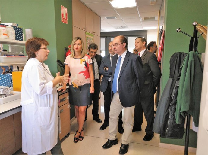 El presidente de Aragón visita a un equipo del CITA.