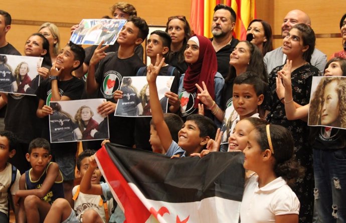Recepción a los menores saharuis y palestinos en la Diputación  