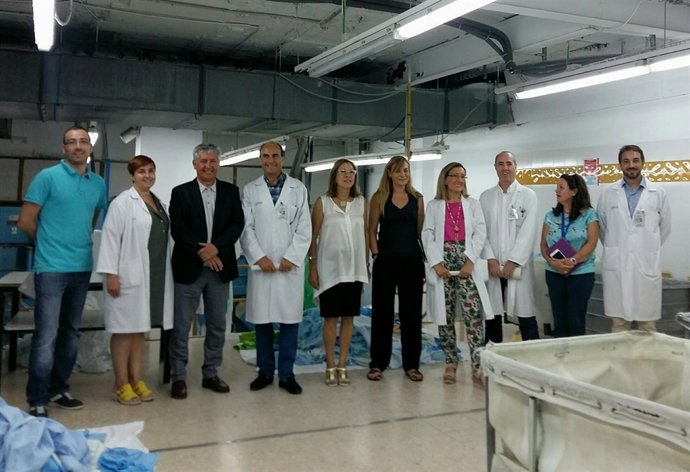 La consejera visita la lavandería del Hospotal Clínico