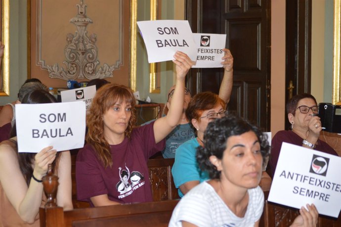  Miembros Del Colectivo La Baula En El Pleno Del Ayuntamiento De Lleida.
