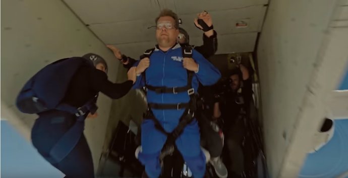 James Corden salta en paracaídas
