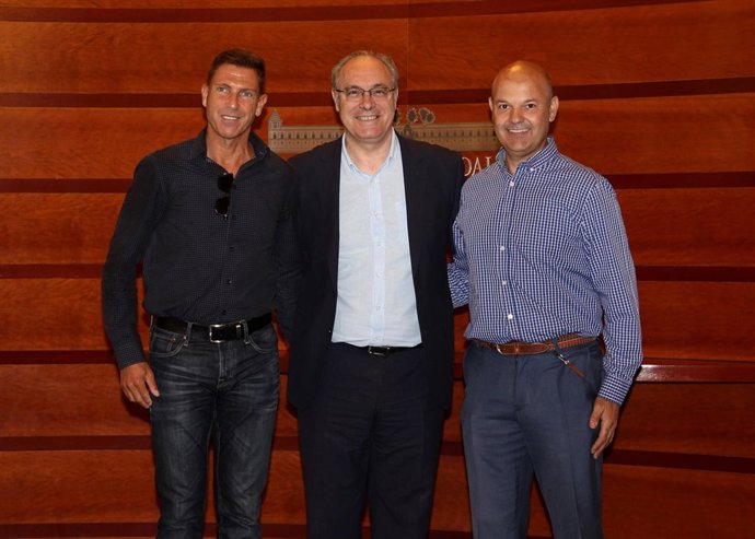 Durán recibe a los fundadores de la primera compañía de chicles funcionales