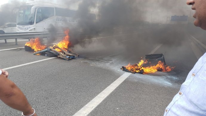 Fogueres durant una protesta de taxistes a Barcelona