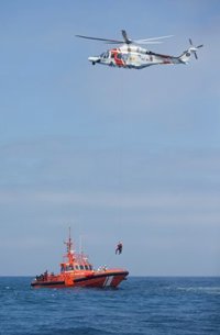 Evacuado en helicóptero uno de los 751 inmigrantes rescatados en el Estrecho con hipotermia severa