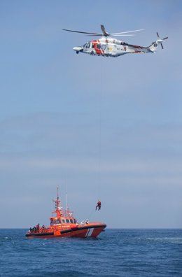 Evacuación de un inmigrante en helicóptero en el Estrecho