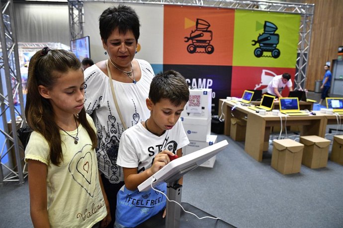 Menores utilizan una tablet en la Euskal Encounter