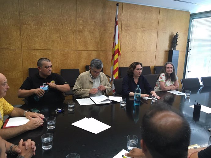 Reunión del sector del taxi con la alcaldesa Ada Colau