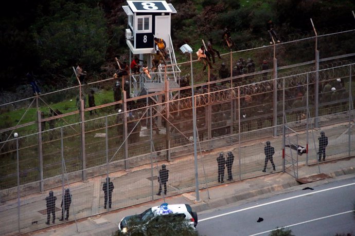 Inmigrantes entran en Ceuta a través de la valla que separa España de Marruecos