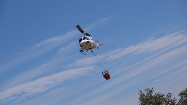 Un helicóptero de lucha contra incendios