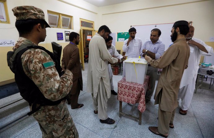 Paquistaníes preparando el colegio electoral antes de la votación