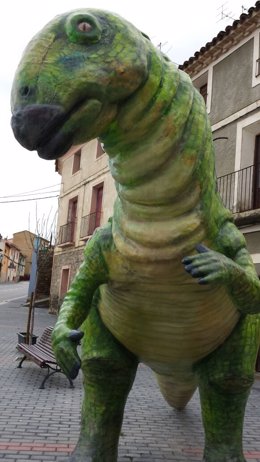 Figura de un dinosaurio en Enciso (La Rioja)